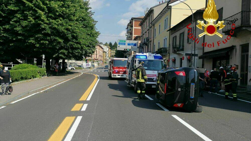 auto ribaltata ponte chiasso piazzale anna frank