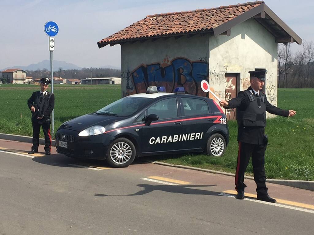 Appiano Gentile denuncia scritta sul muro