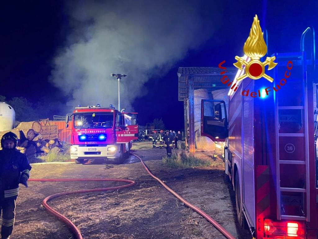 incendio azienda agricola mariano comense soccorsi e pompieri