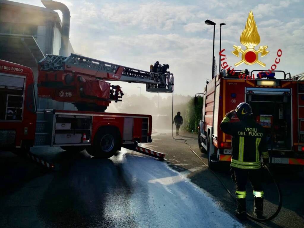 incendio silos ditta di mobili cantù intervento pompieri