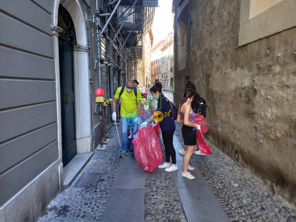 per como pulita ed i ragazzi del Teresa Ciceri assieme per pulire la città