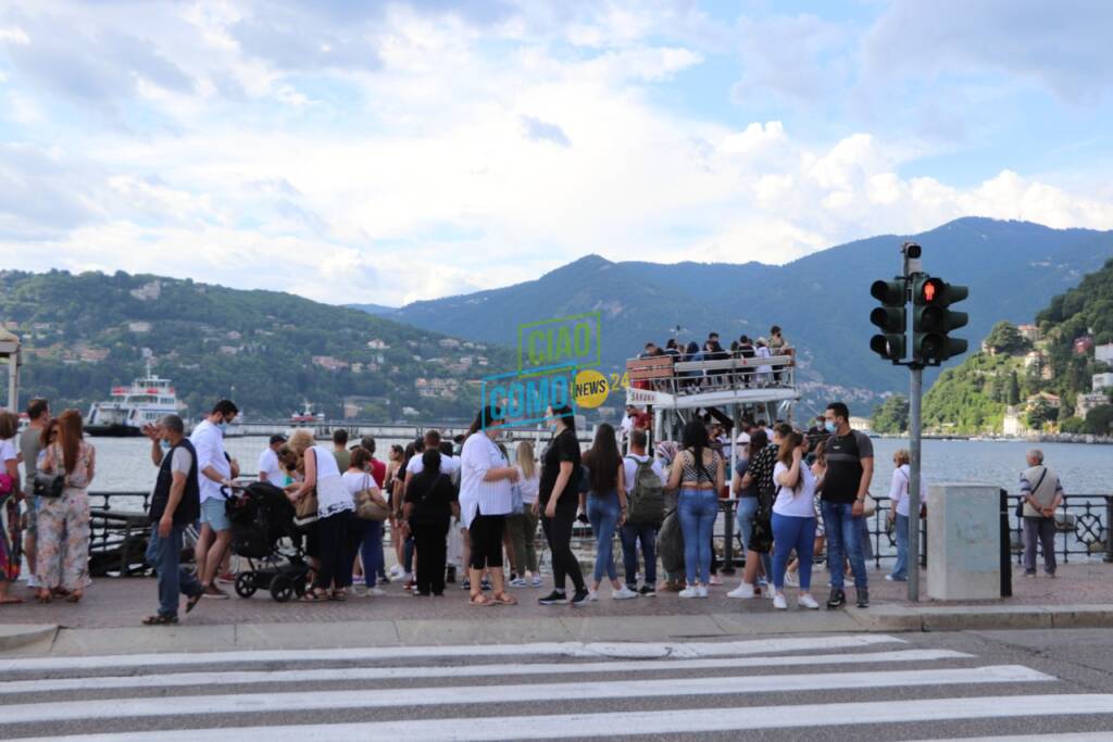 turisti domenica a como gite battello gente lungolago battello lago