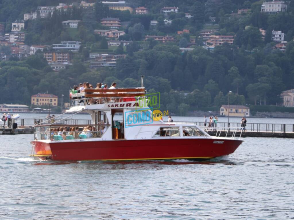 turisti domenica a como gite battello gente lungolago battello lago