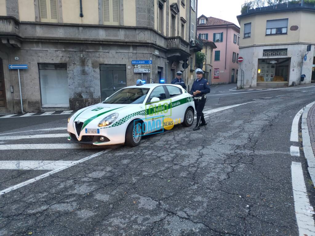 cartello lariana chiusa per smottamento como sant'agostino con polizia locale