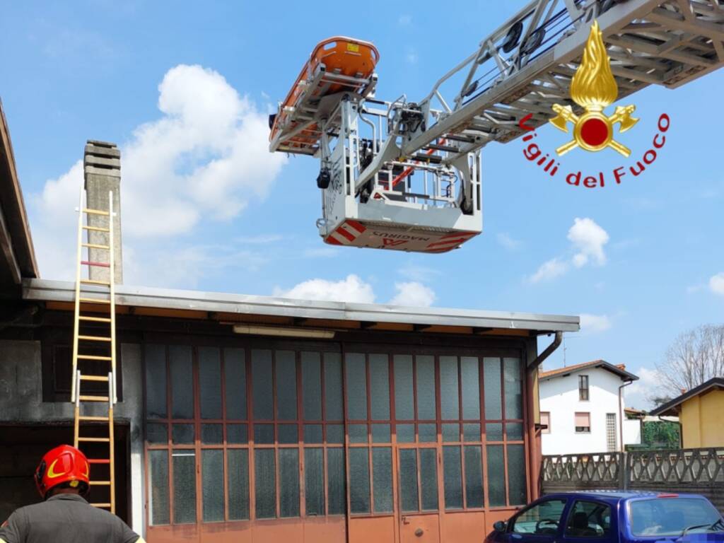 carugo pompieri sul tetto infortunio cade pensionato e muore sul colpo