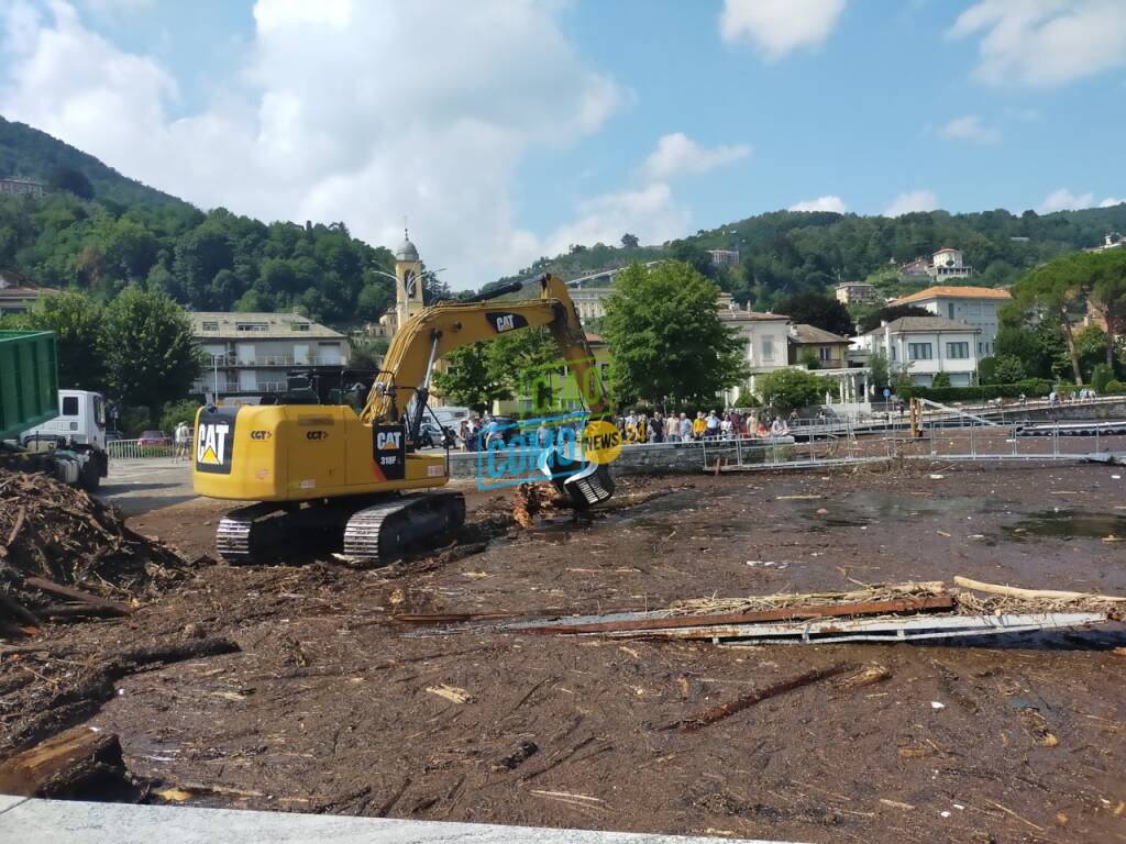 detriti rimossi da zona hangar di como ruspe e camion 