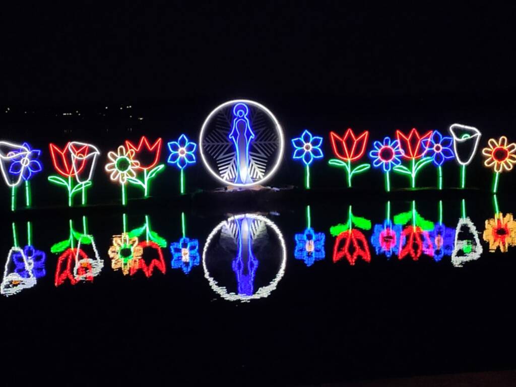 festa madonna della neve pusiano zattere illuminate sul lago