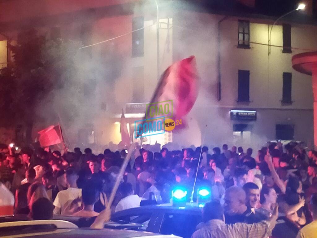 festeggiamenti per italia campione d'europa calcio tifosi in strada e bandiere