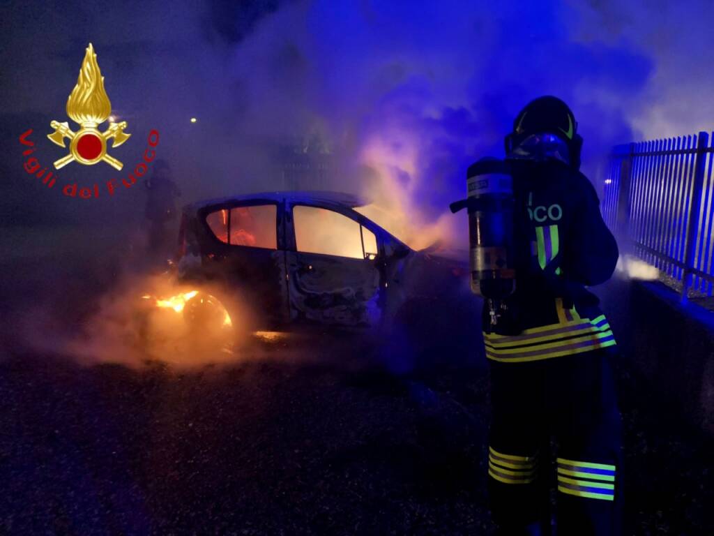 incendio nella notte a carugo via amnzoni pompieri soccorso auto distrutta