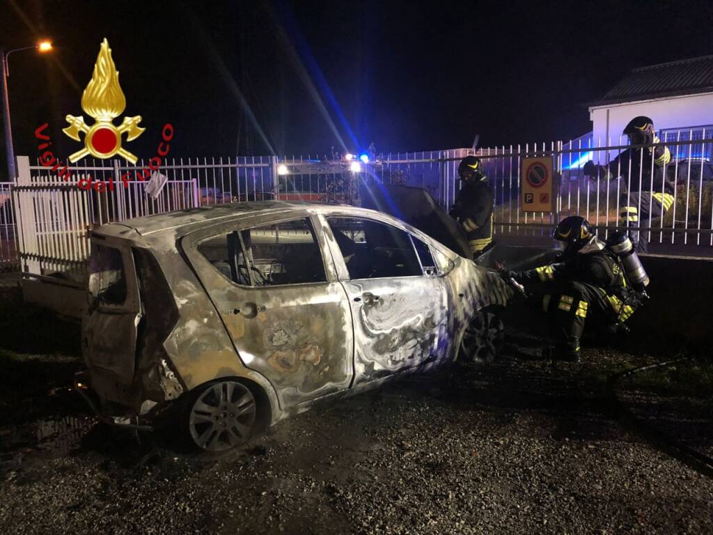 incendio nella notte a carugo via amnzoni pompieri soccorso auto distrutta