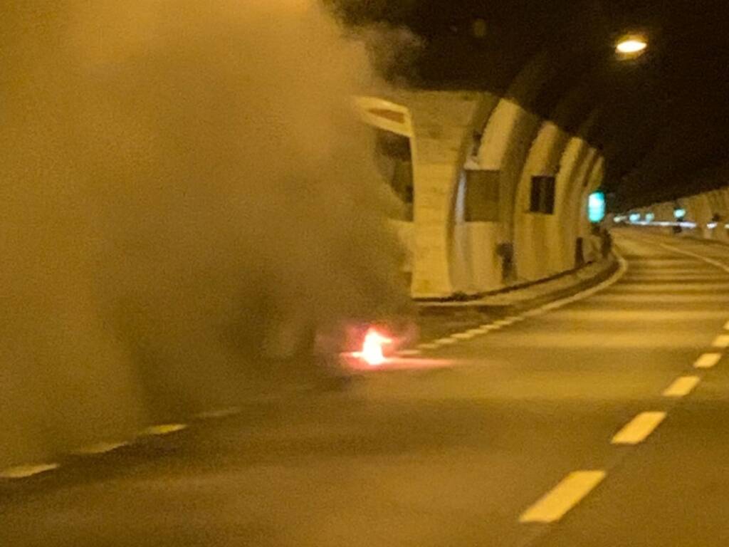 incendio pullman con giovani di lipomo galleria statale 36