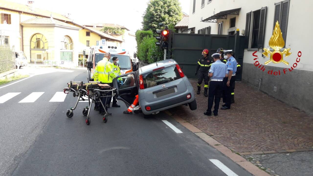 incidente fino mornasco auto con pensionato fuori strada e contro il semaforo