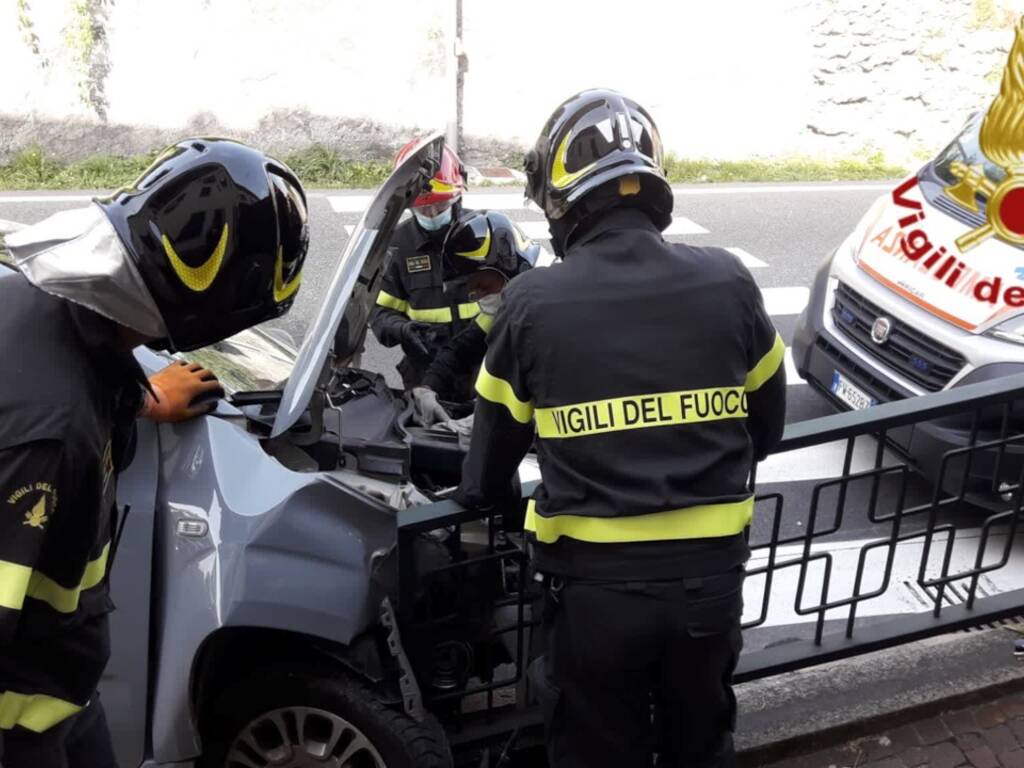 incidente fino mornasco auto con pensionato fuori strada e contro il semaforo