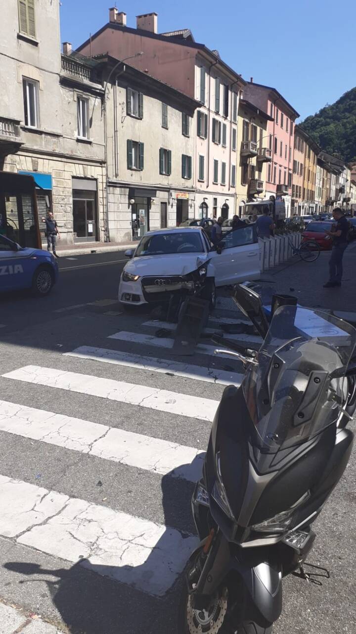 incidente via milano a como auto fuori strada e travolge il parcometro