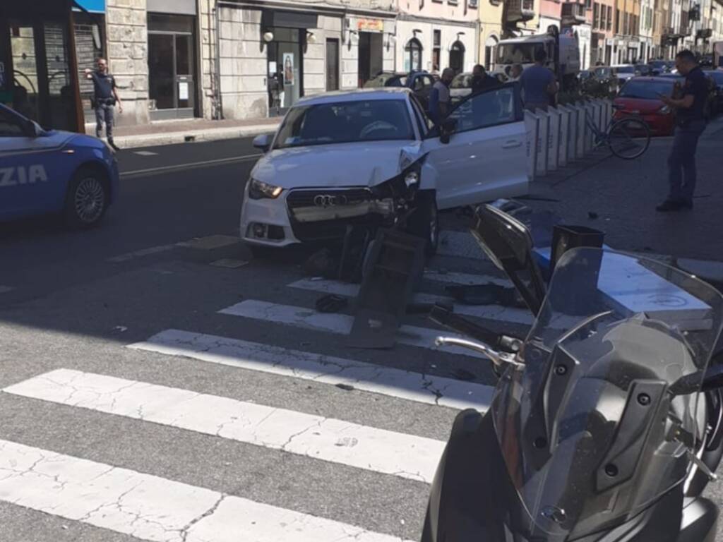 incidente via milano a como auto fuori strada e travolge il parcometro