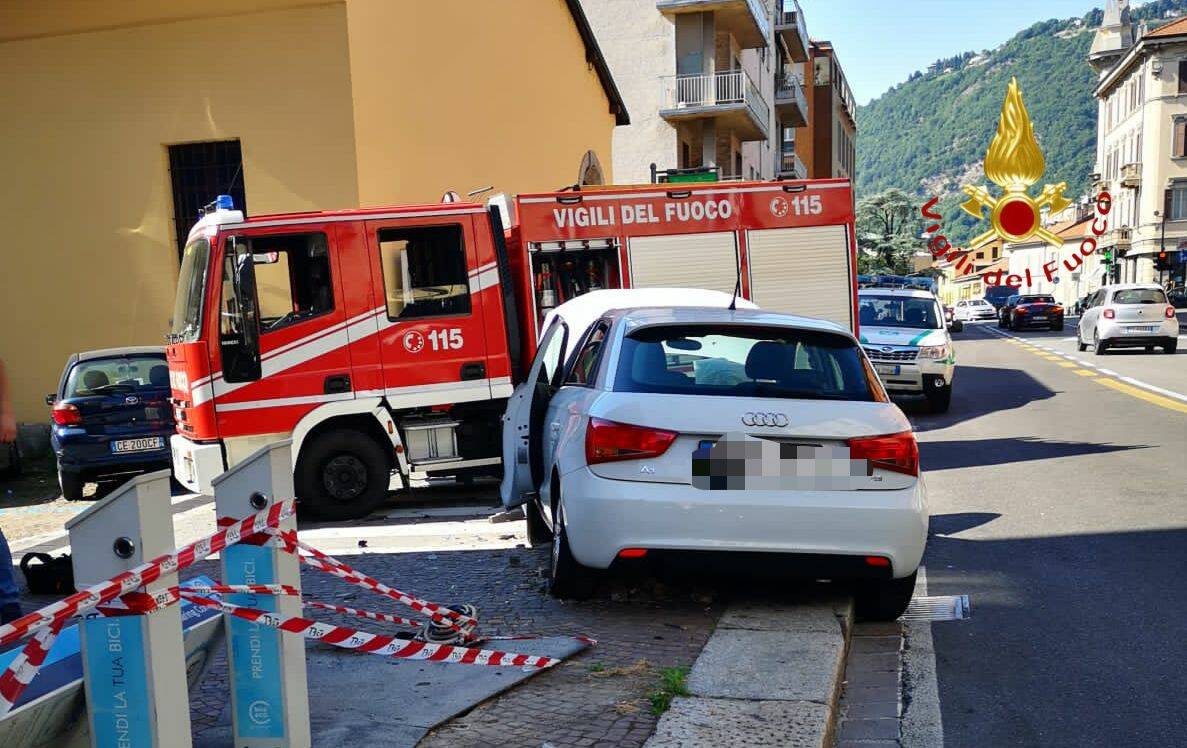 incidente via milano a como auto fuori strada e travolge il parcometro