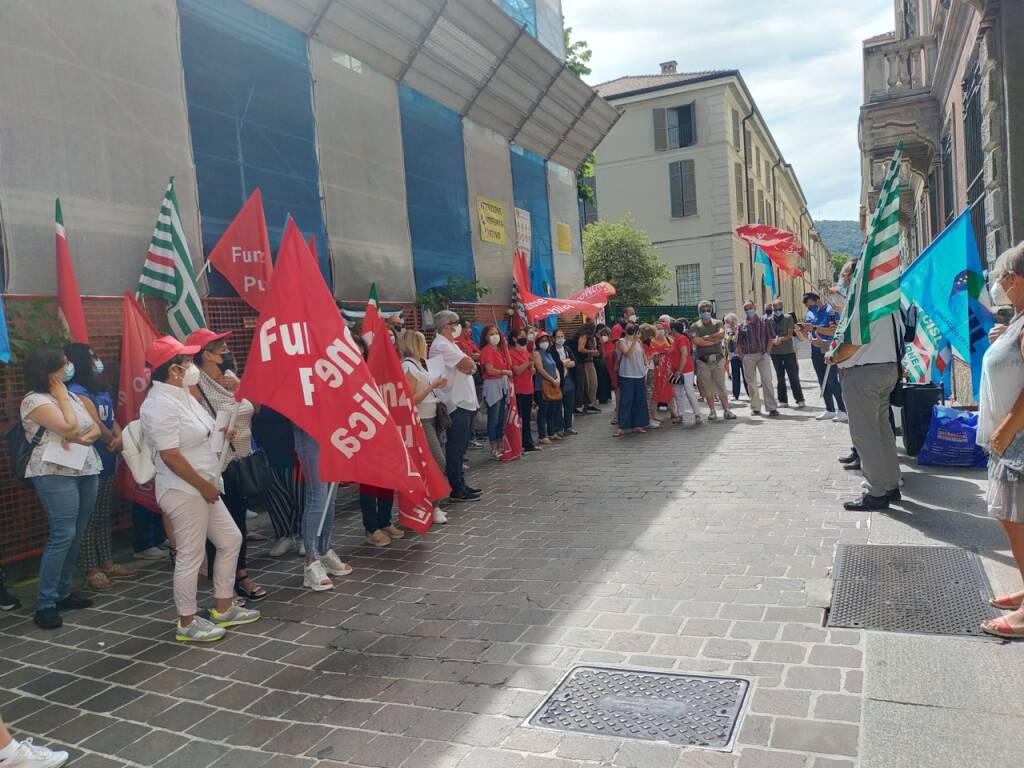 La protesta dei sindacati dei lavoratori di Cà d'Industria fuori dalla prefettura: contratti equi