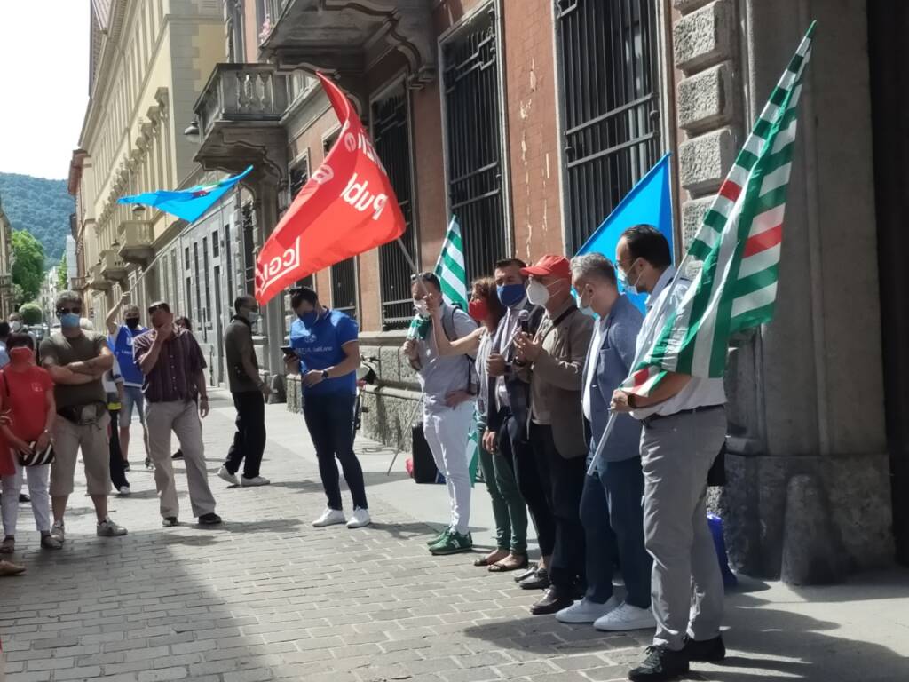 La protesta dei sindacati dei lavoratori di Cà d'Industria fuori dalla prefettura: contratti equi