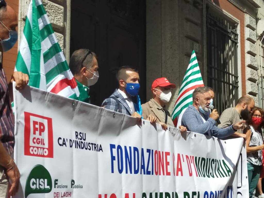 La protesta dei sindacati dei lavoratori di Cà d'Industria fuori dalla prefettura: contratti equi