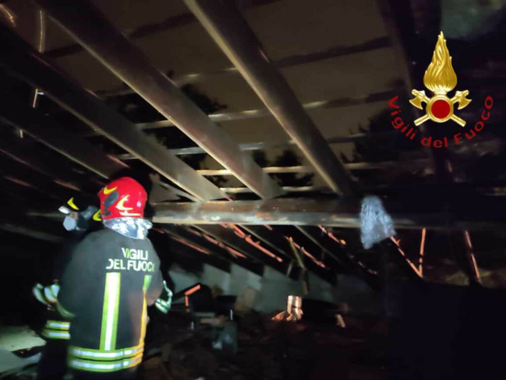 rovello porro fulmine sul tetto casa danni intervento pompieri