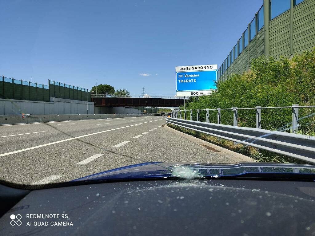 sassi dal cavalcavia su auto in trasito sulla a9 post automobilista colpito