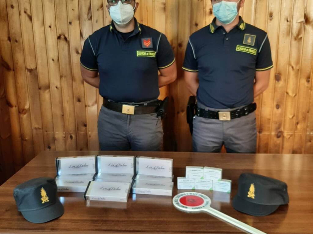 sequestri farmaci e profumi di contrabbando della guardia di finanza di como