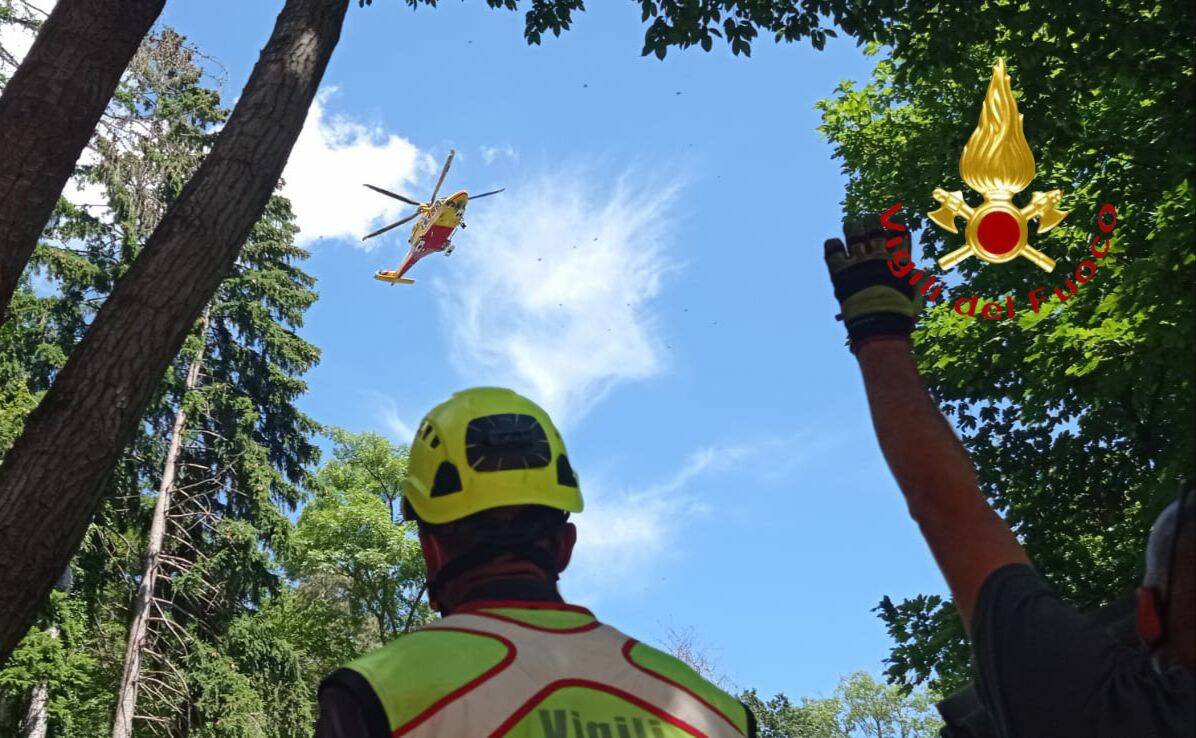 soccorso da pompieri e elicottero per infortunio alla gamba alpe del vicerè