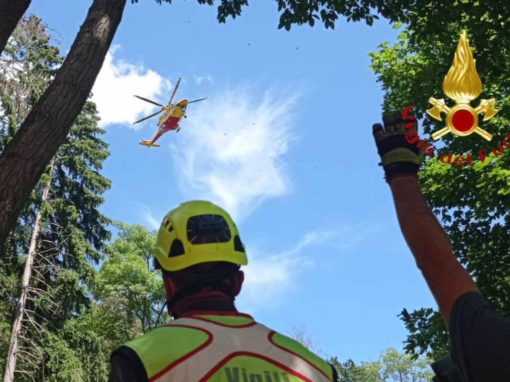 soccorso da pompieri e elicottero per infortunio alla gamba alpe del vicerè