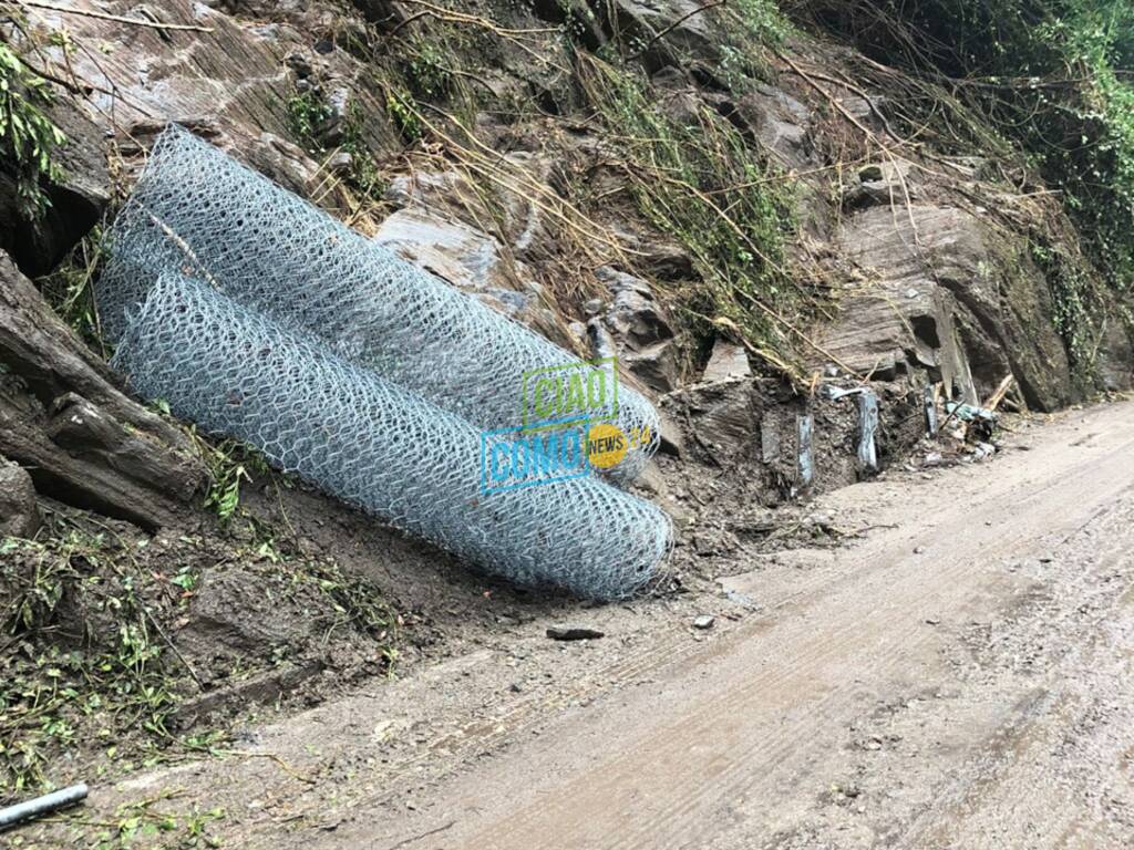 strada lariana oggi dopo la frana di ieri reti e fango