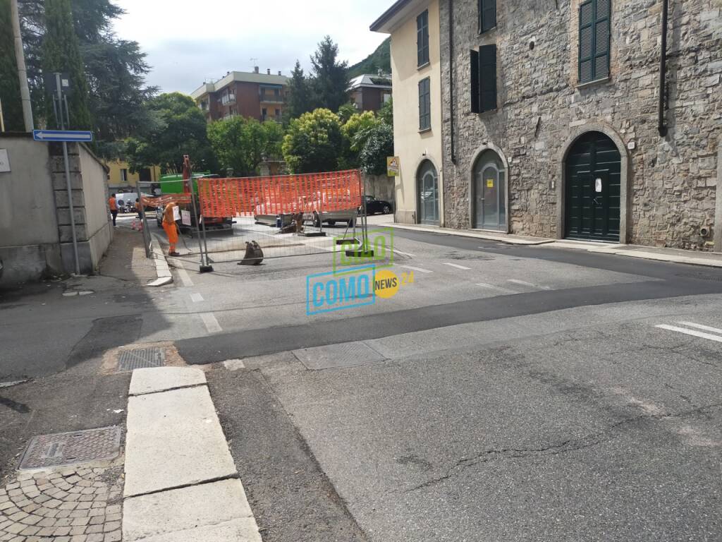 via borgovico como lavori da lunedì generica zona via borgovico due direzioni e cantiere ieri