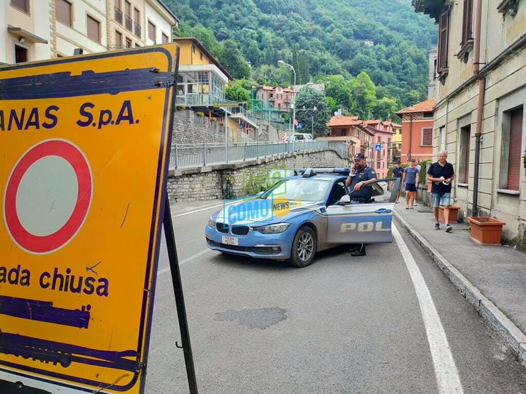 agenti polstrada como cartello chiusura regina ad argegno per lavori messa in sicurezza