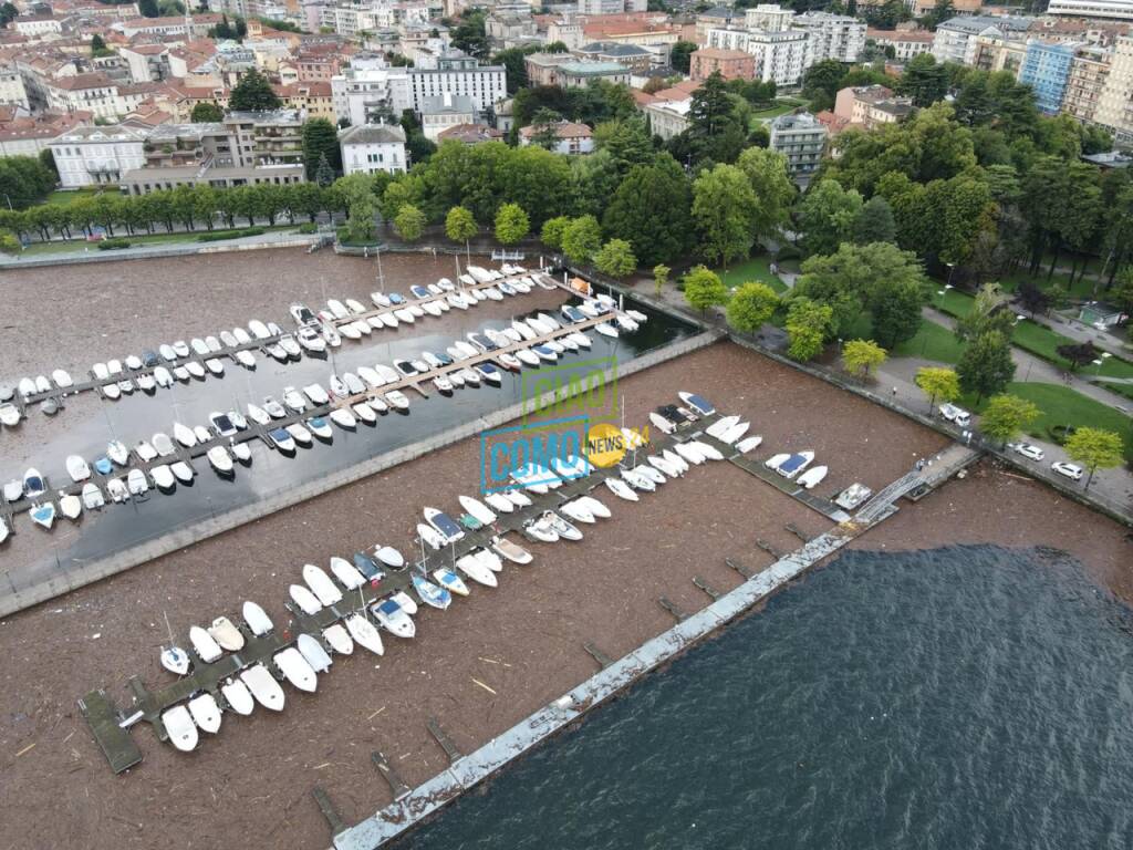 como dall'alto con detriti zona hangar e barche della marina riprese con drone