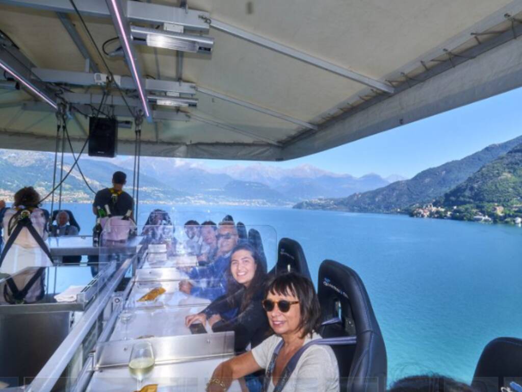 dinner in the sky arriva anche a bellagio immagini location e locandina