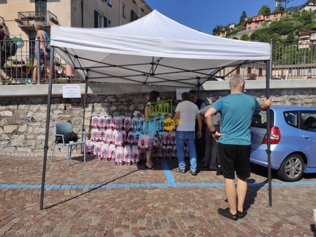 emergenza acqua ad argegno distribuzione bottiglie  in piazza con sindaco anna dotti