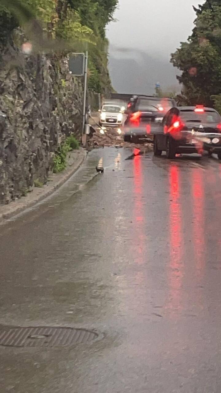 frana a gandria strada da porlezza auto in coda