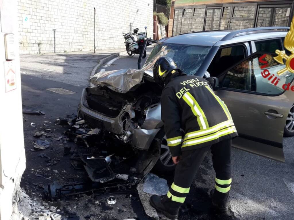 incidente tra auto via madruzza como pompieri e polizia locale rilievi soccorsi