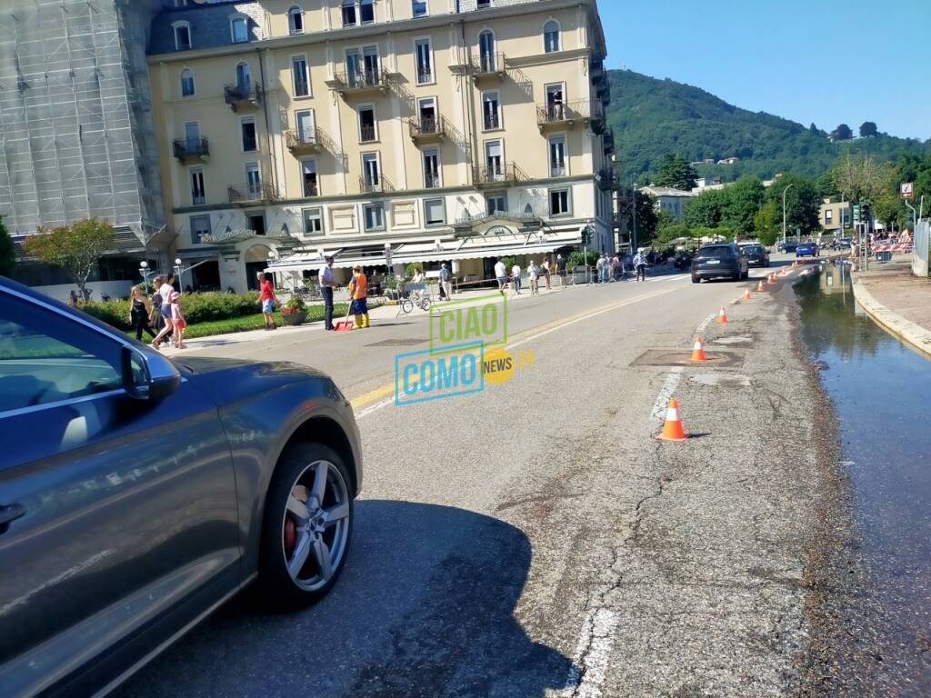 lungolago di como riaperta anche la seconda corsia dopo esondazione auto in transito