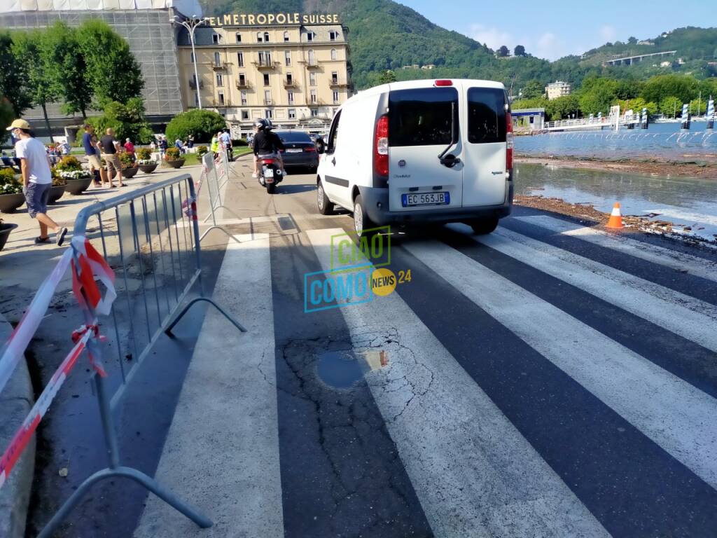 lungolago di como riaperto dopo esondazione, auto passano su una corsia