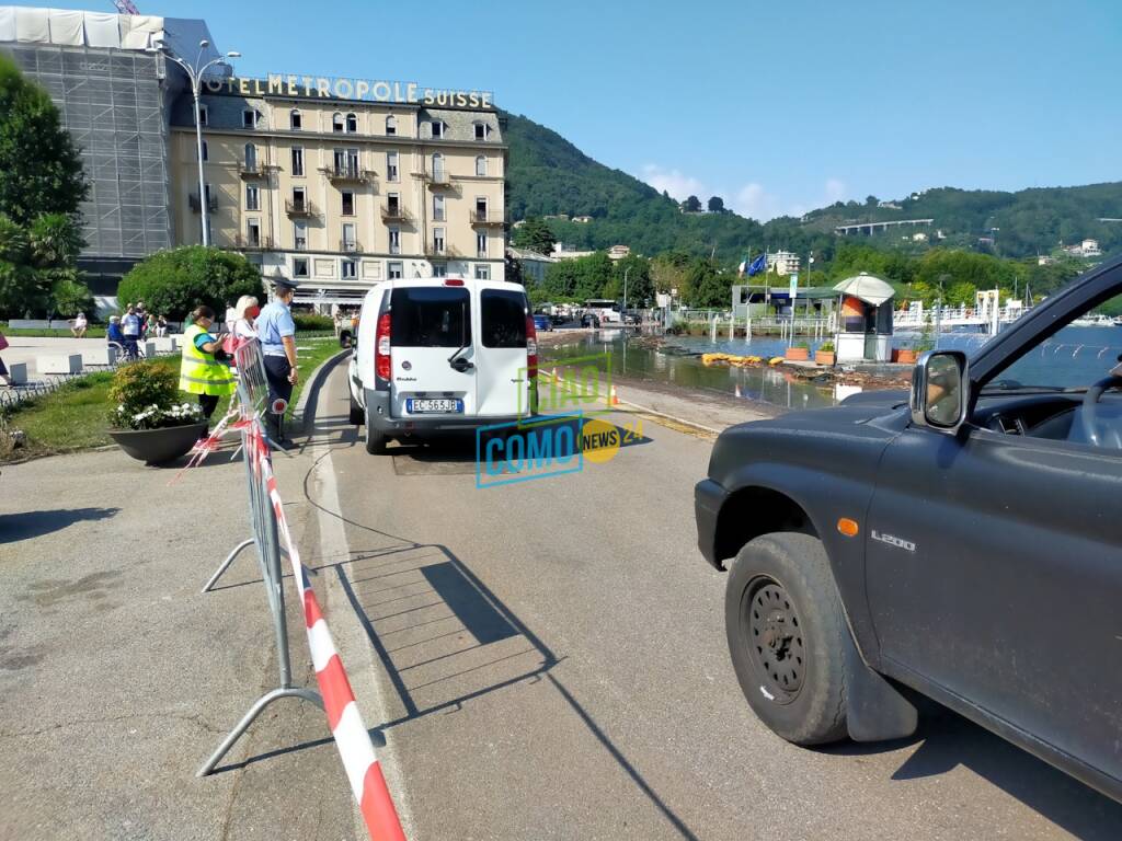 lungolago di como riaperto dopo esondazione, auto passano su una corsia