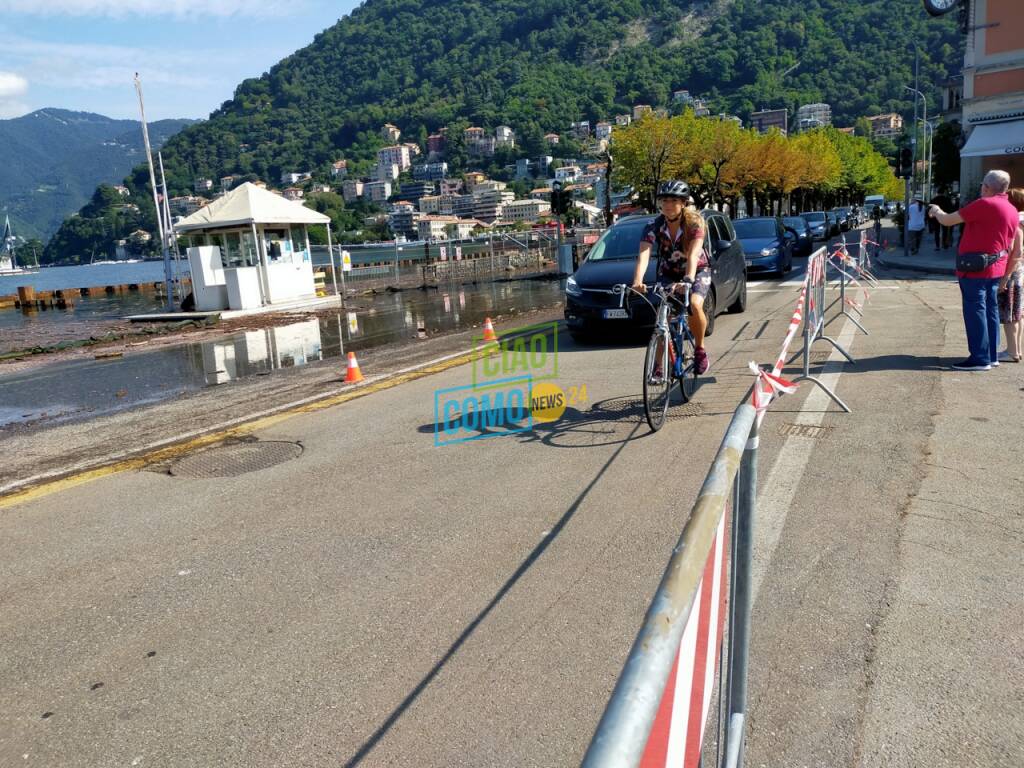 lungolago di como riaperto dopo esondazione, auto passano su una corsia