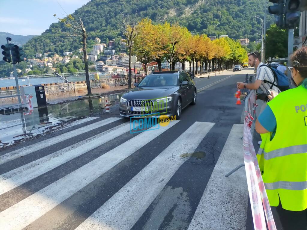 lungolago di como riaperto dopo esondazione, auto passano su una corsia