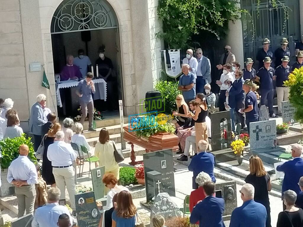 Moltrasio, il funerale dell'avvocato Andrea Noseda: tanti amici al cimitero per il saluto