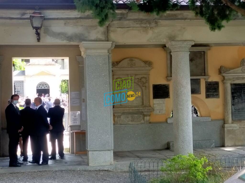 Moltrasio, il funerale dell'avvocato Andrea Noseda: tanti amici al cimitero per il saluto