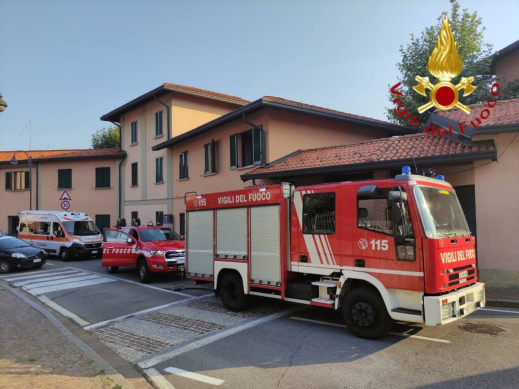 pompieri in rsa grandate incendio cucina e box novedrate deposito attrezzi