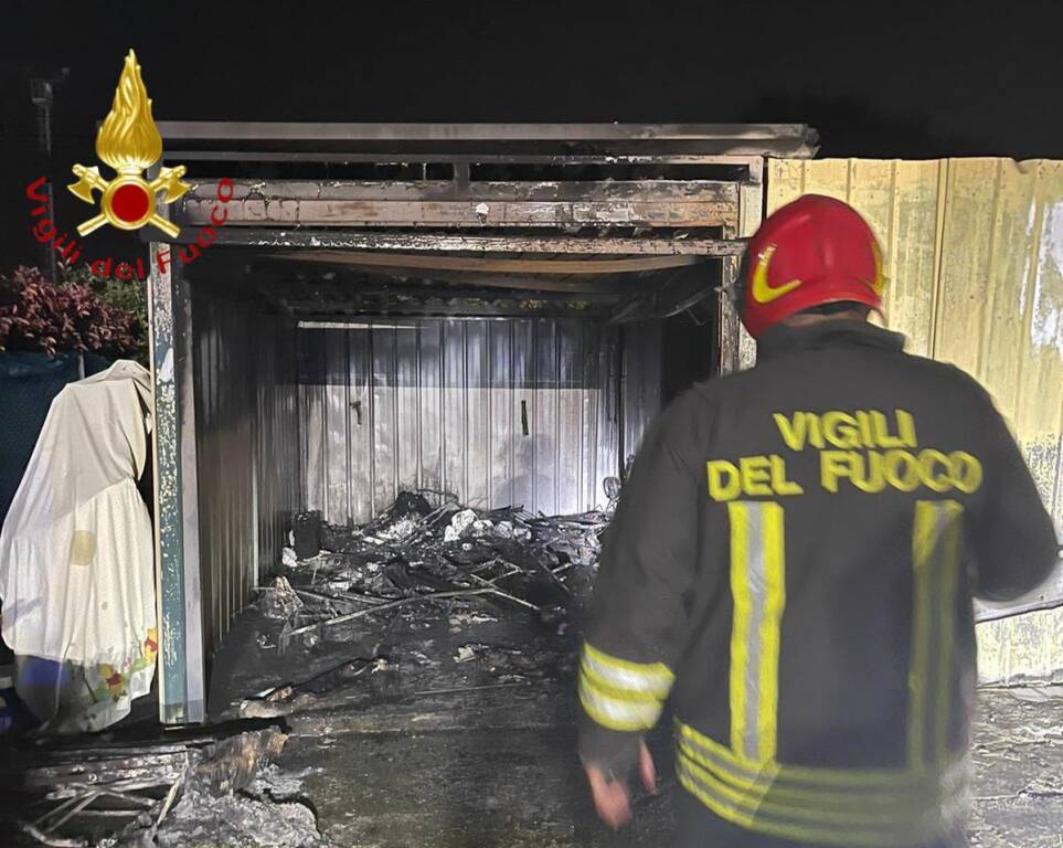 pompieri in rsa grandate incendio cucina e box novedrate deposito attrezzi