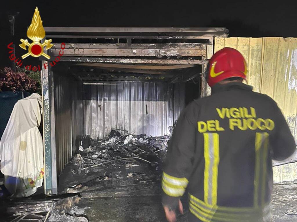 pompieri in rsa grandate incendio cucina e box novedrate deposito attrezzi