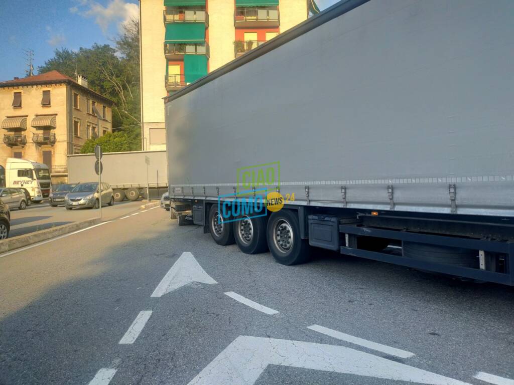 ponte chiasso assedio tir per chiusura autostrada a tavernola