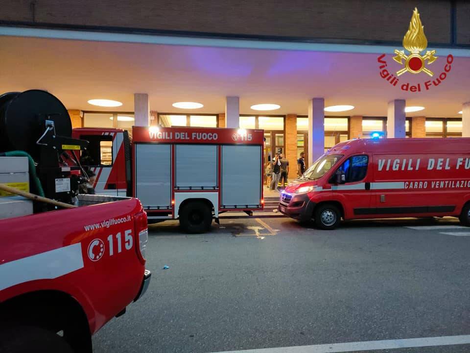 principio d'incendio stazione di como san giovanni pompieri arrivo con mezzi fuori ingresso