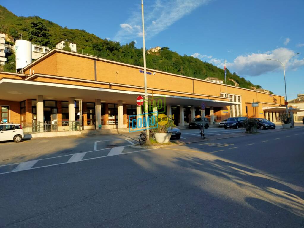 stazione san giovanni esterno tabellone parteze e binari treni