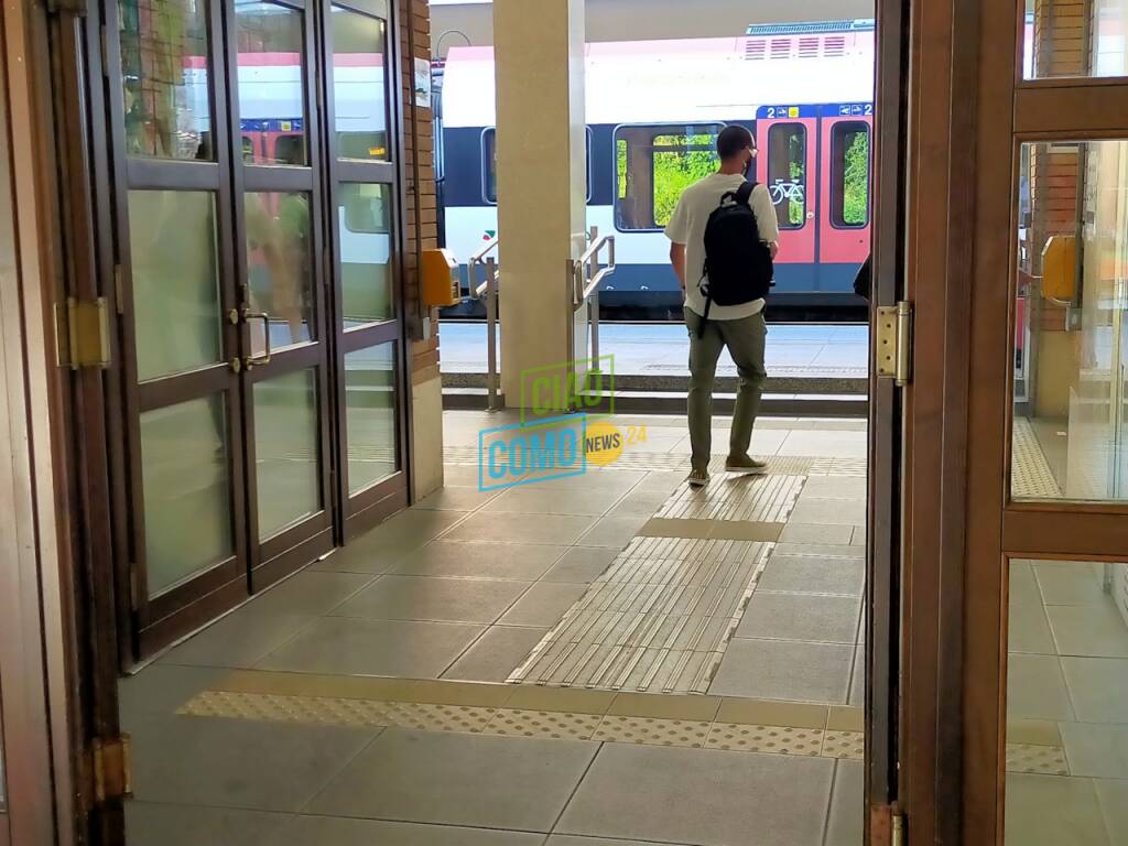 stazione san giovanni esterno tabellone parteze e binari treni